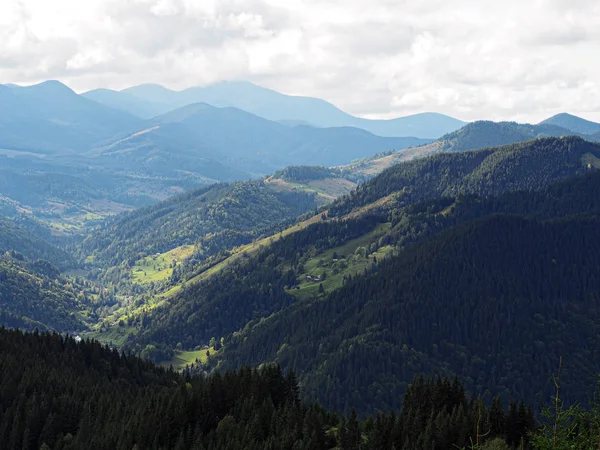 Aldeia Das Montanhas Dos Cárpatos Floresta Verde — Fotografia de Stock