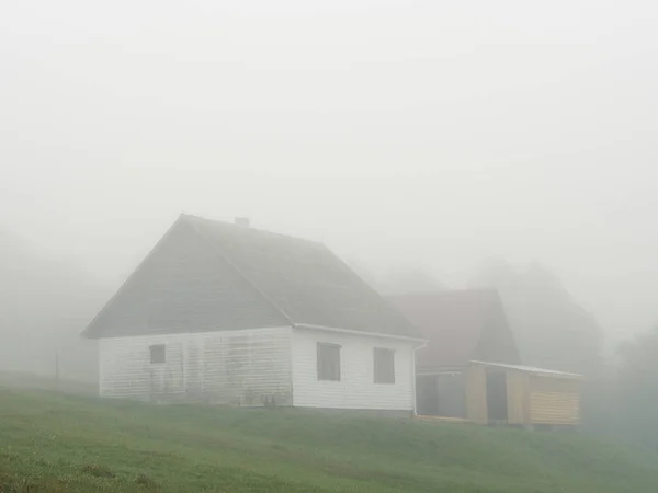 Niebla Niebla Pueblo Las Montañas Carpatian — Foto de Stock