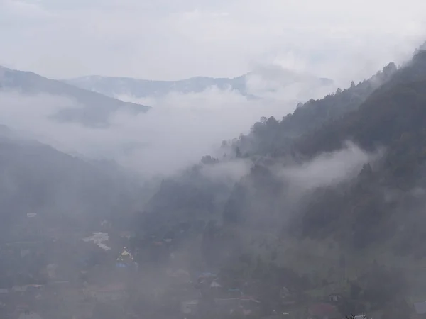 Nebbia Villaggio Tra Montagne Carpatiche — Foto Stock