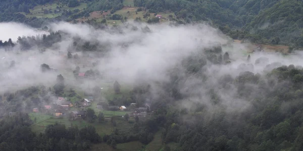 Carpatian 山の村での霧 — ストック写真