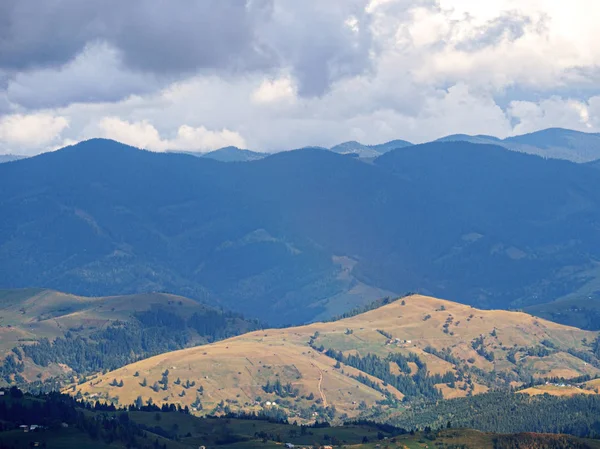 Yeşil Orman Köyünde Karpat Dağları — Stok fotoğraf