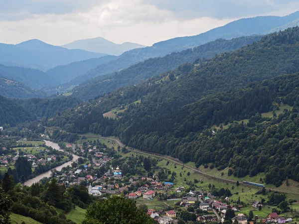 Village Des Montagnes Carpatiennes Forêt Verte — Photo