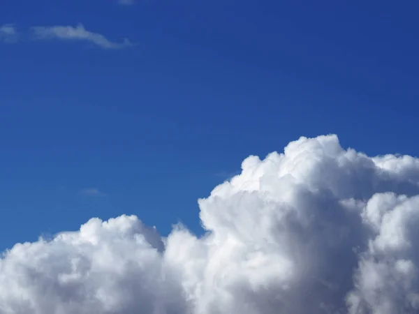 Céu Azul Com Nuvens Brancas Abaixo Fundo — Fotografia de Stock
