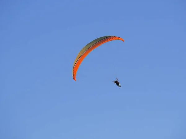Man Paragliding Tegen Blauwe Hemel Berg Voloshin Koktebel Crimea — Stockfoto
