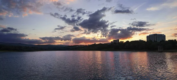 Panorama Del Hermoso Lago Las Montañas Atardecer — Foto de Stock
