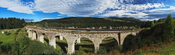 Panorama Starý Kámen Rakouské Mostu Přes Řeku Karpatských Horách — Stock fotografie