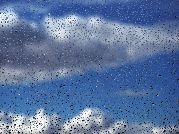 Gotas Água Vidro Janela Céu Azul Com Fundo Das Nuvens — Fotografia de Stock