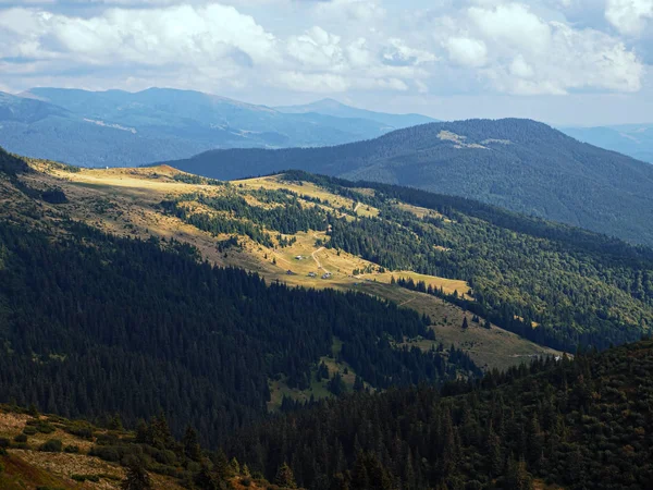 Aldeia Das Montanhas Dos Cárpatos Floresta Verde — Fotografia de Stock