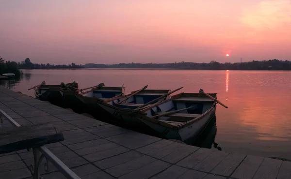 Sonnenuntergang Fluss Mit Emty Booten — Stockfoto