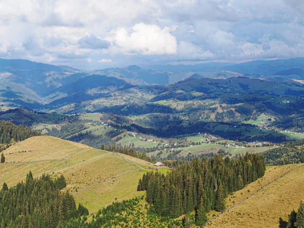 Aldeia Das Montanhas Dos Cárpatos Floresta Verde — Fotografia de Stock