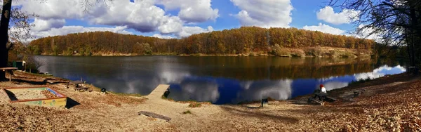 秋の森の湖のパノラマ — ストック写真