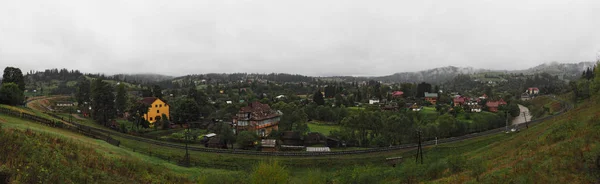 Karpaten Dorp Aan Het Groene Woud — Stockfoto