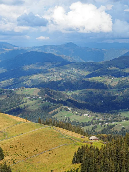 Aldeia Das Montanhas Dos Cárpatos Floresta Verde — Fotografia de Stock