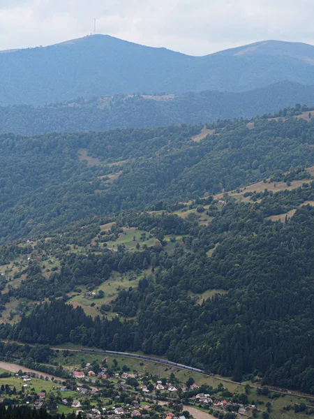 Carpatian Villaggio Montagna Foresta Verde — Foto Stock