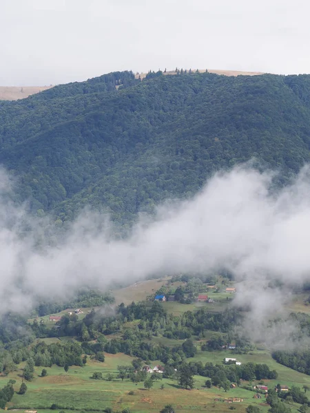 Mgła Wiosce Górach Karpacka — Zdjęcie stockowe