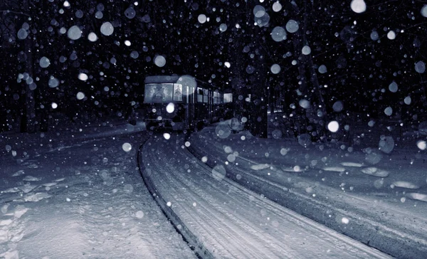 Снежная Дорога Трамваем Городе Ночью — стоковое фото