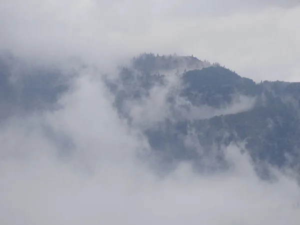 Carpatian 山の村での霧 — ストック写真