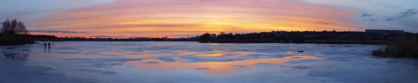 Πανοραμική Θέα Στο Όμορφο Ηλιοβασίλεμα Πάνω Από Τον Παγωμένο Ποταμό — Φωτογραφία Αρχείου