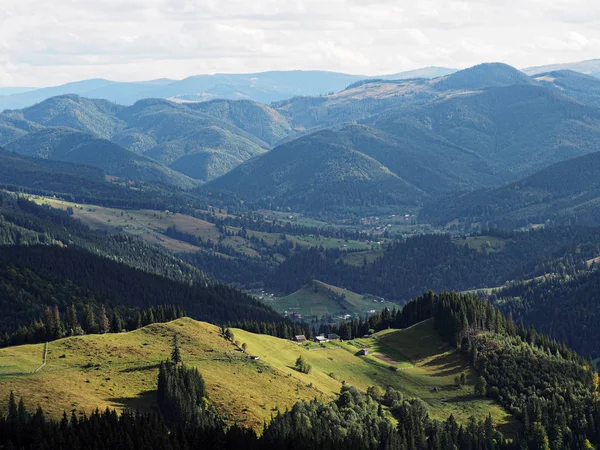 Aldeia Das Montanhas Dos Cárpatos Floresta Verde — Fotografia de Stock