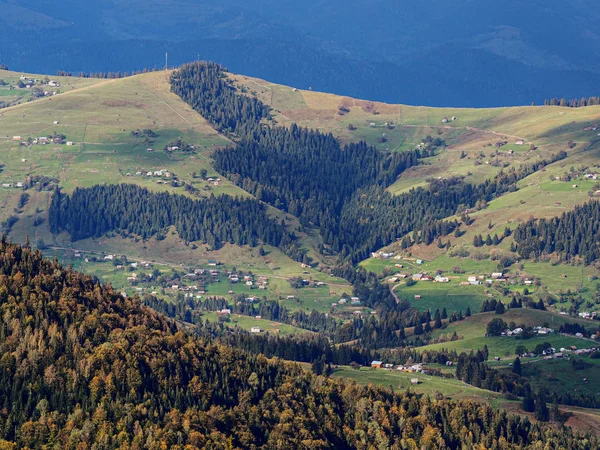 Wieś Karpat Zielonym Lesie — Zdjęcie stockowe