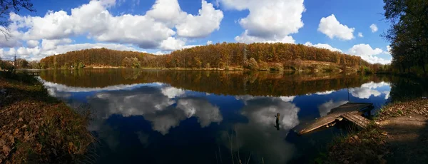 Panorama Del Lago Nella Foresta Autunnale — Foto Stock