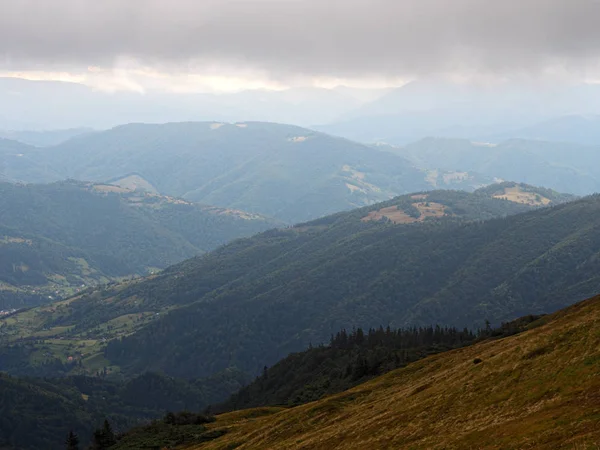 Aldeia Das Montanhas Dos Cárpatos Floresta Verde — Fotografia de Stock