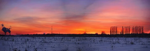 Kolorowy Zachód Słońca Nad Panorama Snowy Pole — Zdjęcie stockowe