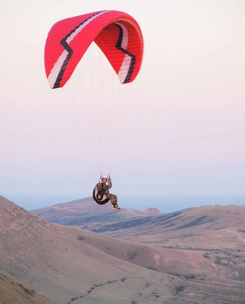 Persona Parapente Atardecer Montaña Voloshin Koktebel Crimea — Foto de Stock