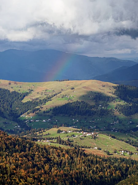 Aldeia Das Montanhas Dos Cárpatos Floresta Verde — Fotografia de Stock