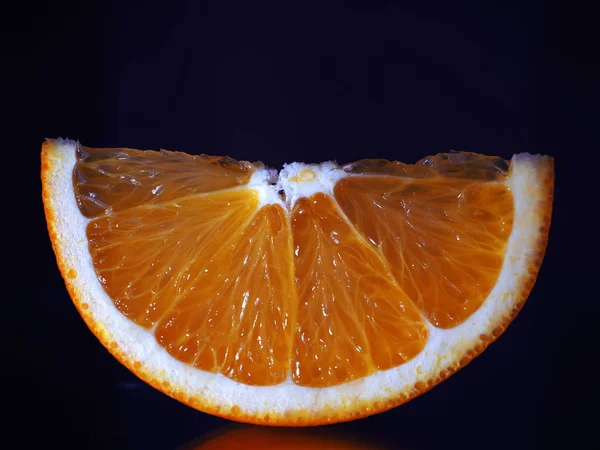 Sinaasappelen Segment Macro Bij Blauwe Achtergrond — Stockfoto