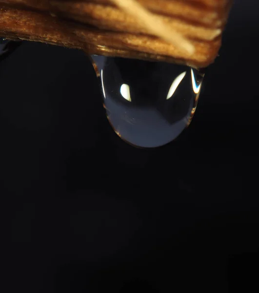 Gota Água Está Caindo Madeira Com Luzes Macro Preta — Fotografia de Stock