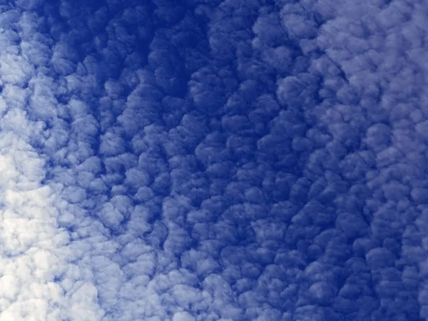 Céu Azul Com Nuvens Brancas Fundo Borrado — Fotografia de Stock