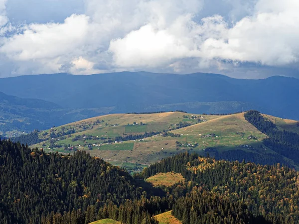 Aldeia Das Montanhas Dos Cárpatos Floresta Verde — Fotografia de Stock