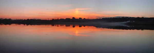 Захід Сонця Над Туманною Вечірньою Річкою Відображенням — стокове фото