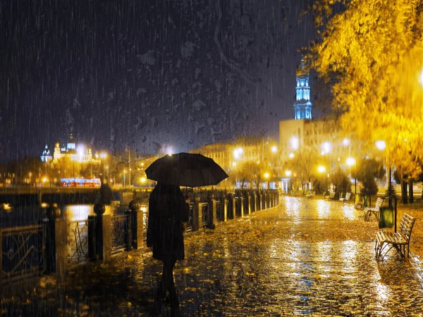 Gece şehir ışıkları Nehri yakınında kiliseye akşam yağmur sırasında kız