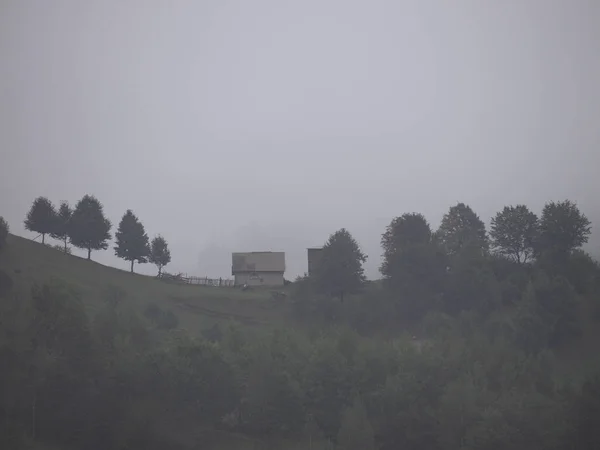 Niebla Pueblo Las Montañas Carpatian — Foto de Stock