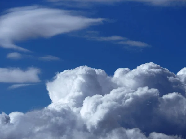 Céu Azul Com Nuvens Brancas Fofas Abaixo Fundo — Fotografia de Stock