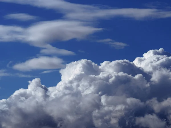 Céu Azul Com Nuvens Dramáticas Brancas Abaixo Fundo — Fotografia de Stock