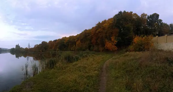 Herbstbäume See — Stockfoto