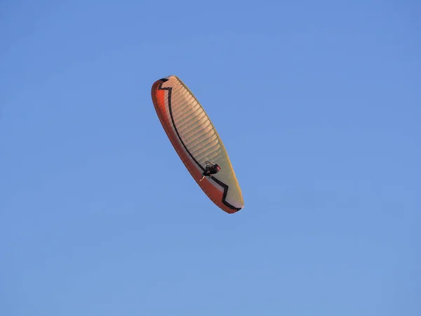 Paralotniarstwo Człowiek Przeciw Błękitne Niebo Góra Wołoszyn Koktebelʼ Crimea — Zdjęcie stockowe
