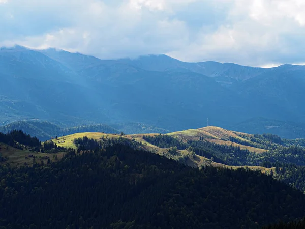緑の森でカルパティア山脈の村 — ストック写真