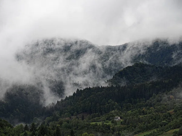 霧と霧 Carpatian 山の村で — ストック写真