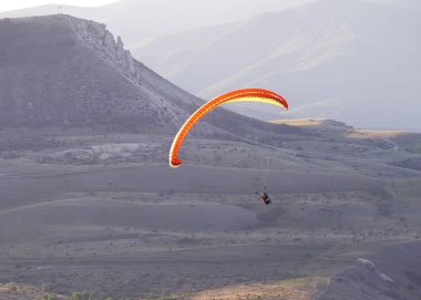 Adam yamaç paraşütü ile arka plan, Koktebel, Crimea, dağlar