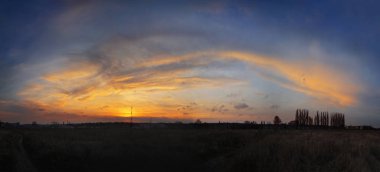 Günbatımı üzerinde alan ark