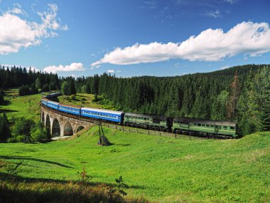 Carpatian dağlar yaz manzaraları Tren