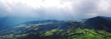 Güneş ışınları dağlar, villiage üzerinde