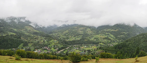 霧と霧 Carpatian 山の村で — ストック写真