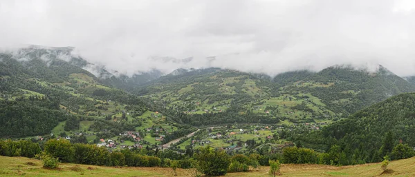 Köd Pára Kárpát Hegység Village — Stock Fotó