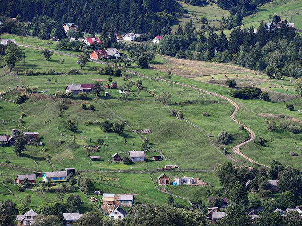 Aldeia Das Montanhas Dos Cárpatos Floresta Verde — Fotografia de Stock