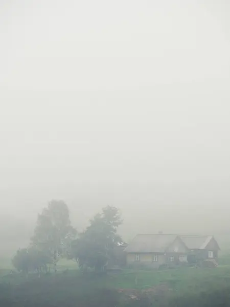 Niebla Niebla Pueblo Las Montañas Carpatian —  Fotos de Stock